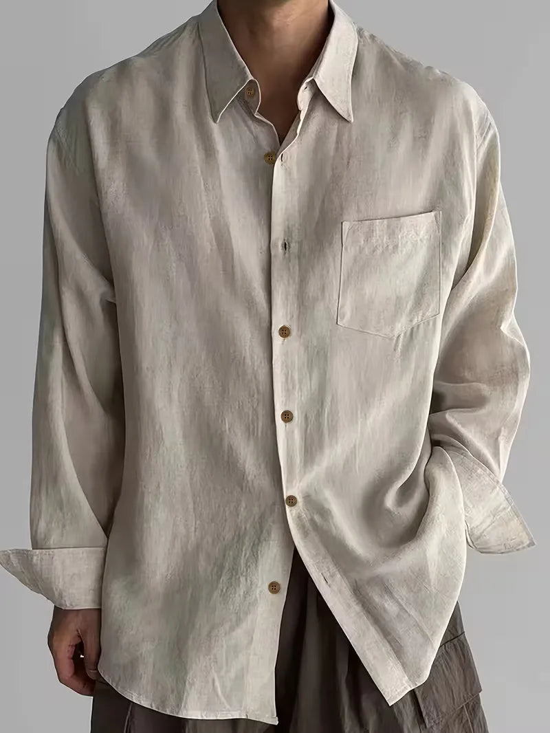 Man draagt beige casual V-hals overhemd met lange mouwen. Ontspannen zomerstijl, perfect voor strand of terras.
