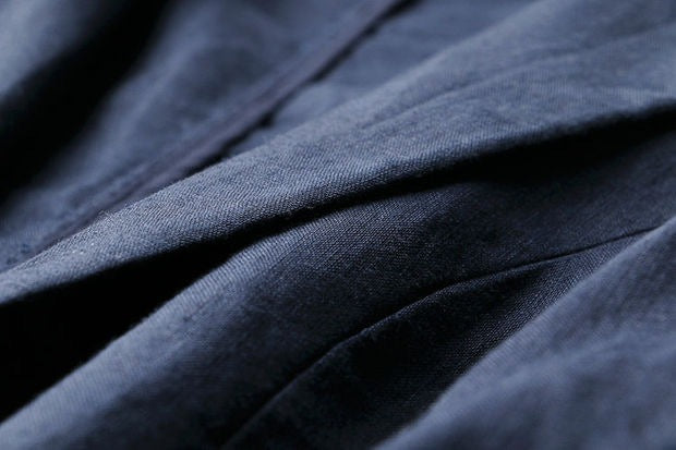Veelzijdige damesblazer, ademend en lichtgewicht, perfect voor een modieuze look in marineblauw.