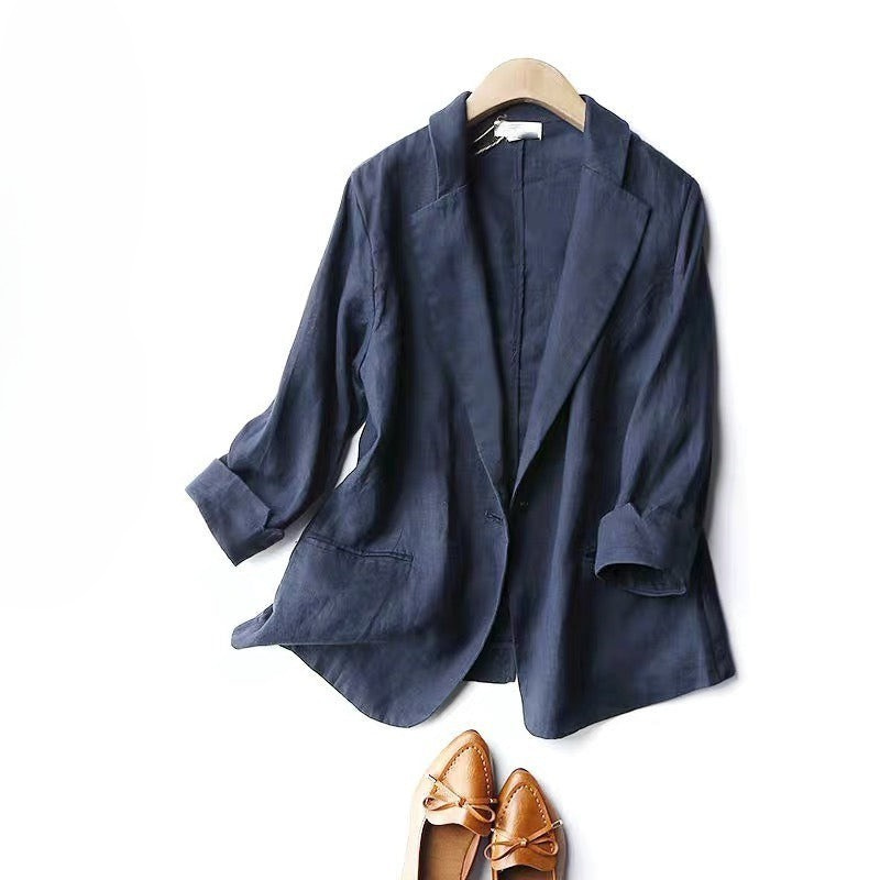 Modieuze marineblauwe damesblazer, perfect als overgangsjas voor zakelijke of casual outfits.