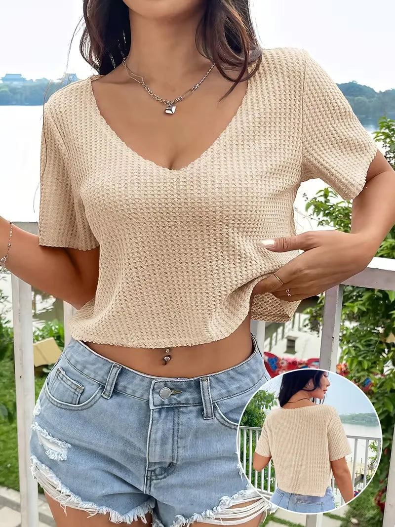 Beige dames crop top met V-hals en korte mouwen, ideaal voor een comfortabele en trendy zomerlook.
