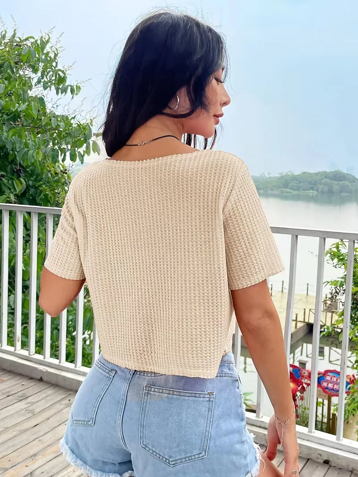 Chique beige dames crop top met V-hals en korte mouwen, een must-have voor zomerse outfits.