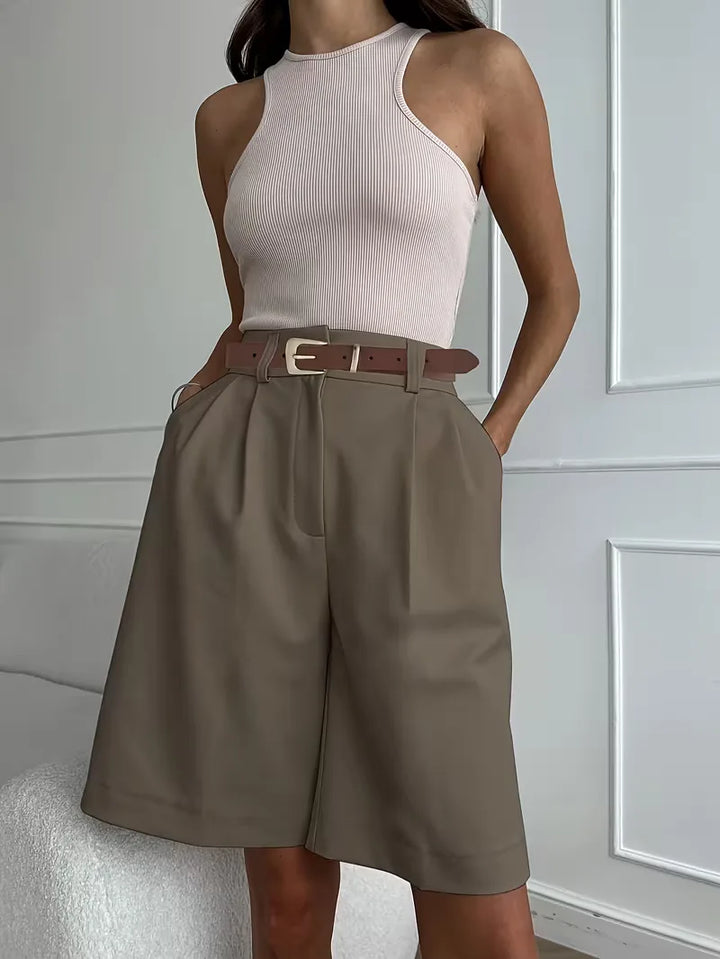 Zwarte high-waist straight leg dames shorts met riem, een elegante en comfortabele keuze voor smart-casual zomer.