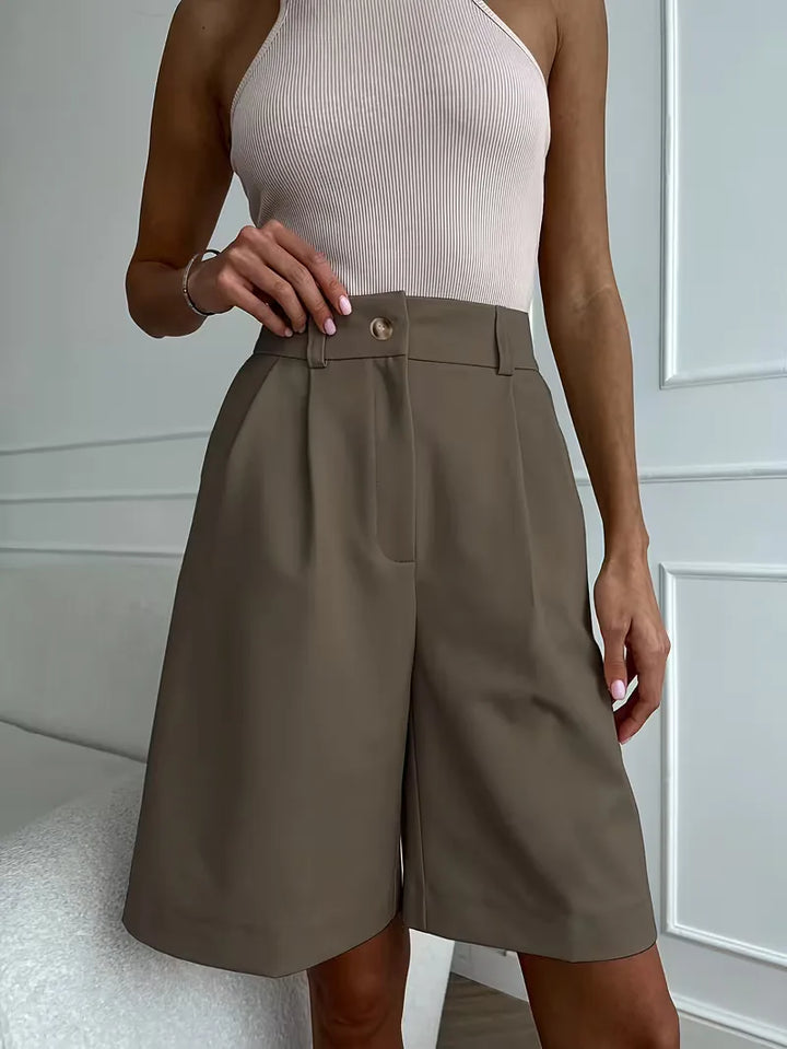 Mokkakleurige high-waist straight leg shorts met plooien voor dames, casual doch elegant voor warme zomerdagen.