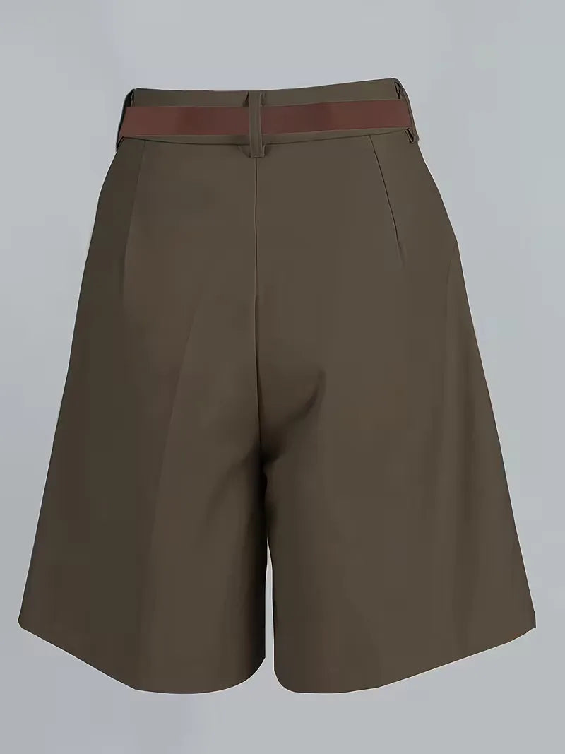 Comfortabele mokka dames shorts, high-waist straight leg model, perfect voor een stijlvolle en casual zomerlook.