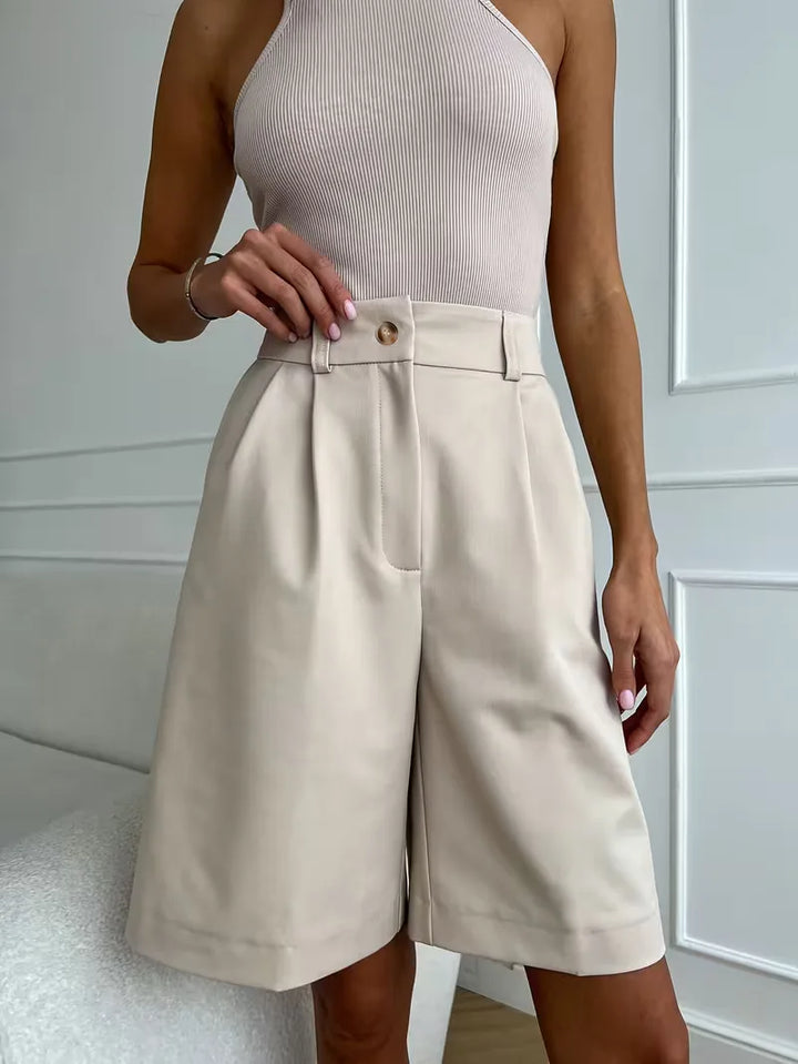 Mokka dames shorts met hoge taille en rechte pijpen, perfect voor een elegante zomerse look met riem en plooien.