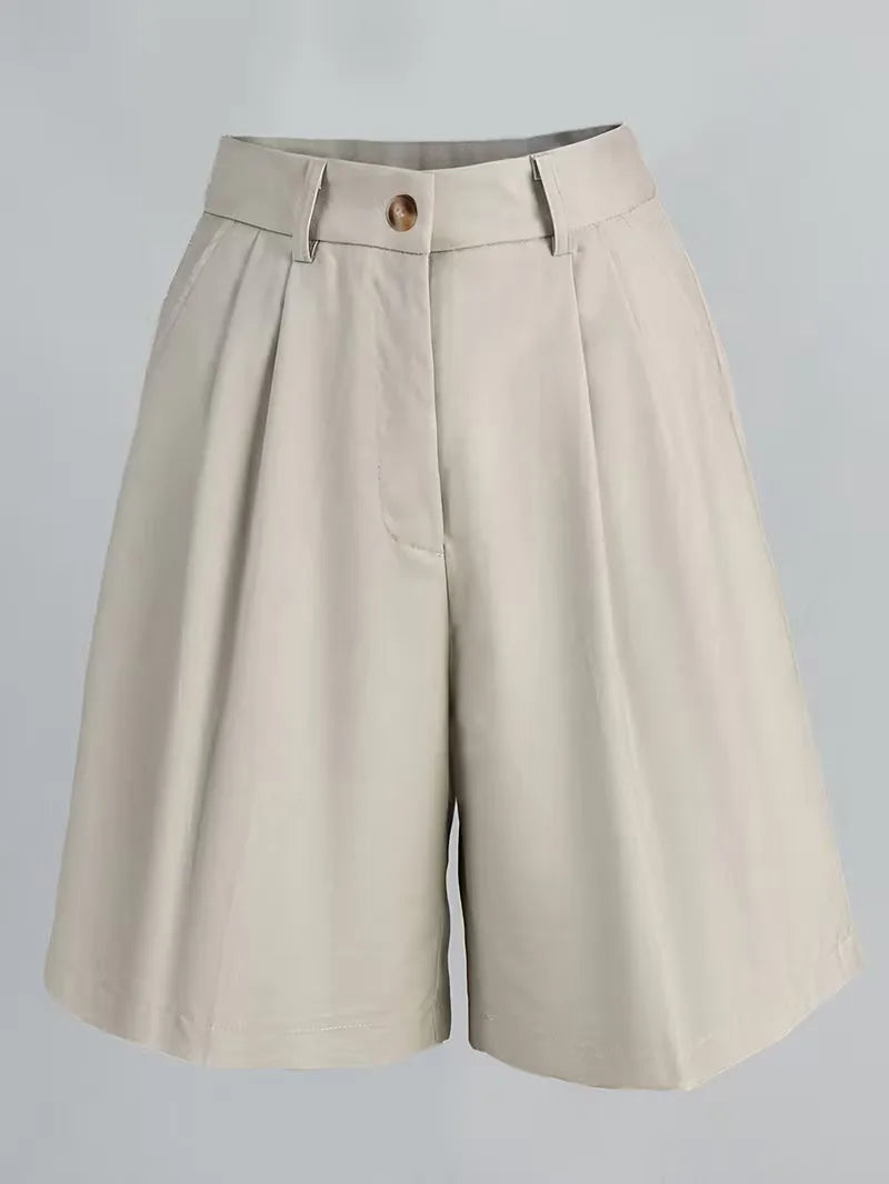 Casual beige dames shorts: high-waist, straight leg model met plooien, comfortabel en stijlvol voor de zomer.