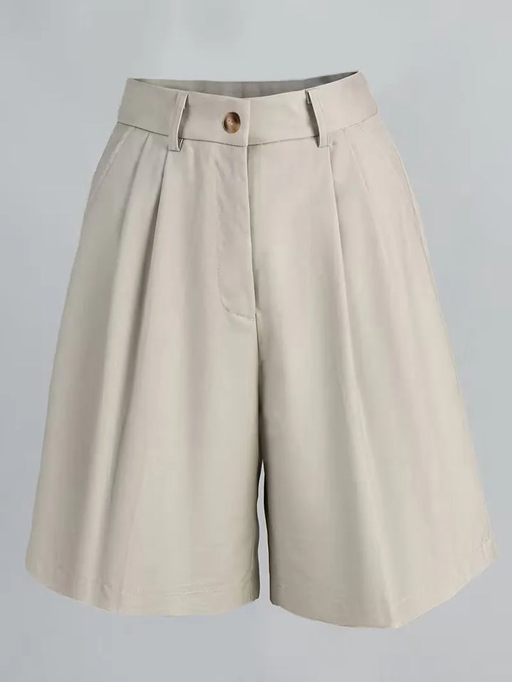 Casual beige dames shorts: high-waist, straight leg model met plooien, comfortabel en stijlvol voor de zomer.