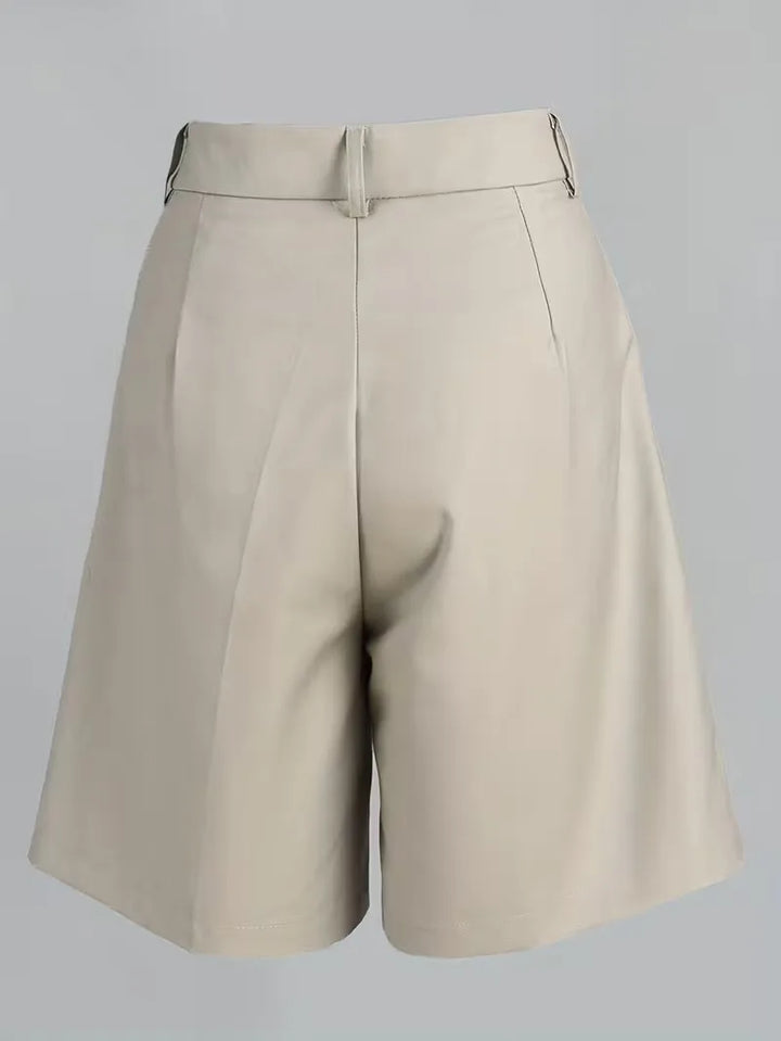 Elegante zwarte dames high-waist shorts met rechte pijpen en riem, veelzijdig voor smart-casual zomerkleding.