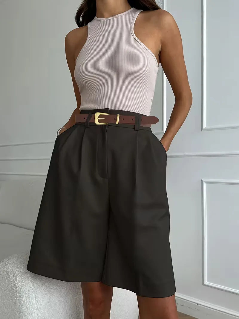 Zomerse mokka high-waist straight leg shorts, dames model met comfortabele pasvorm en stijlvolle plooien.