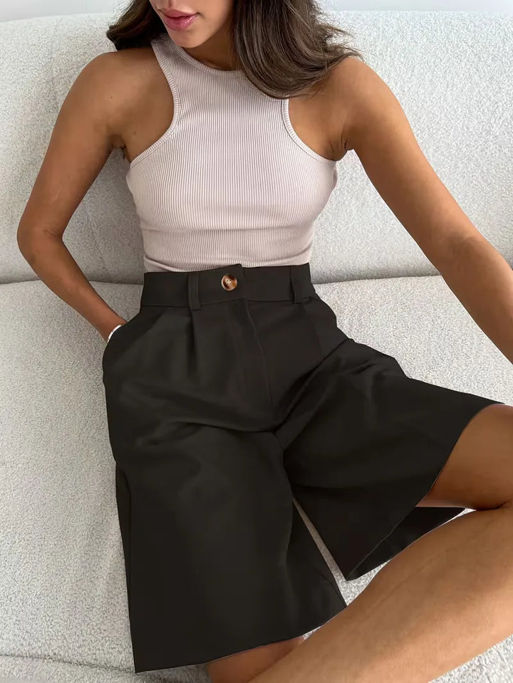 Dames shorts: beige high-waist, rechte pijpen, met riem en plooien. Perfect voor een comfortabele smart-casual outfit.