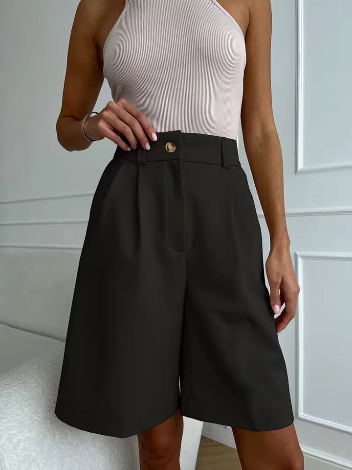 Stijlvolle zwarte straight leg shorts voor dames met hoge taille, ideaal voor elegante zomerse smart-casual gelegenheden.
