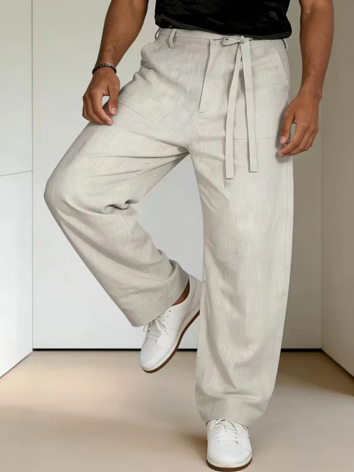 Comfortabele beige mid-rise pantalon voor dames met strikceintuur, perfect voor zomerse smart-casual outfits.