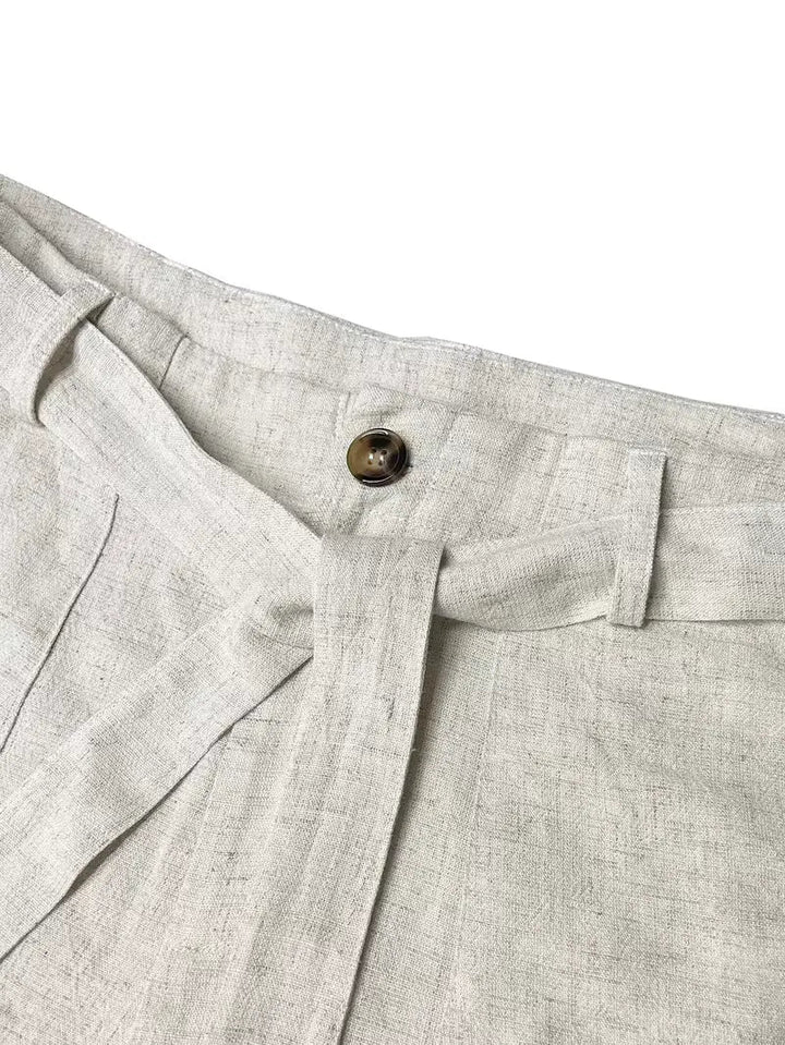 Beige dames pantalon met stijlvolle strikceintuur en straight leg pasvorm, comfortabel en modieus.