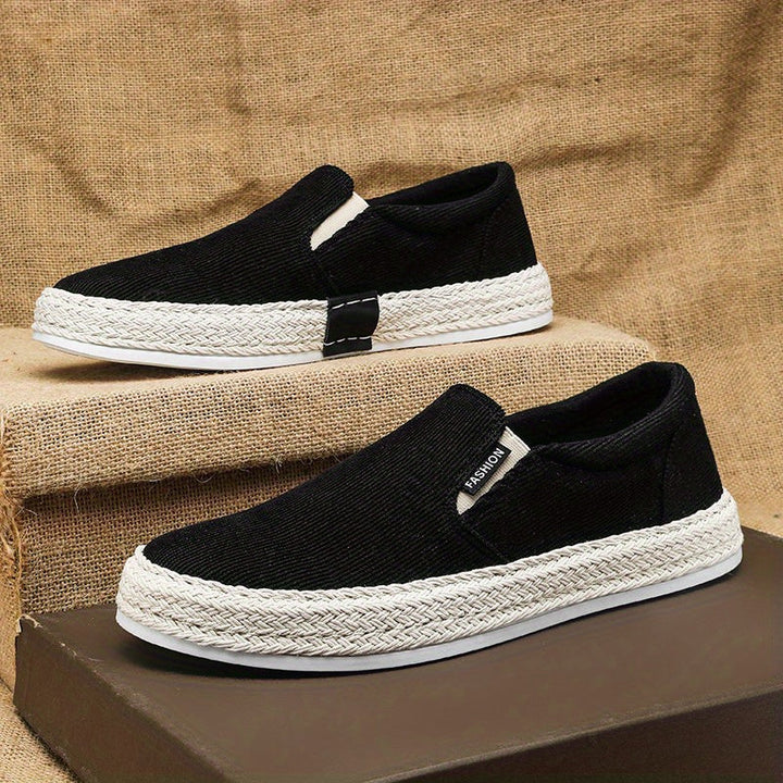 "Beige en zwarte Pim instapsneakers voor heren, moderne look, comfortabel instapmodel, geschikt voor dagelijks gebruik."