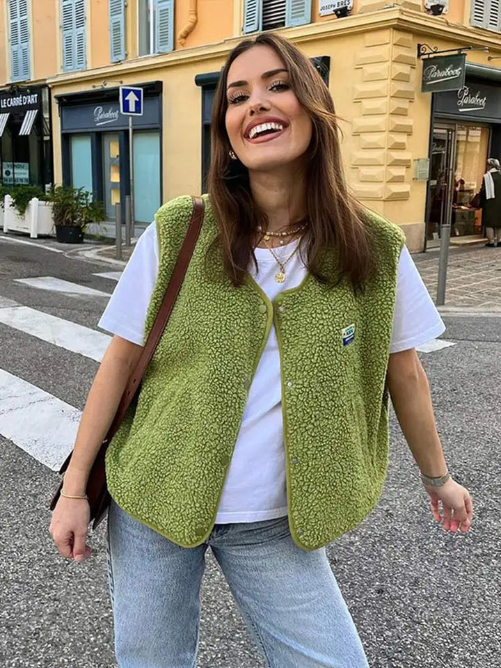 "Beige fleece bodywarmer voor dames met sherpa-materiaal, oversized pasvorm en open voorkant, ideaal voor stijlvolle warmte."