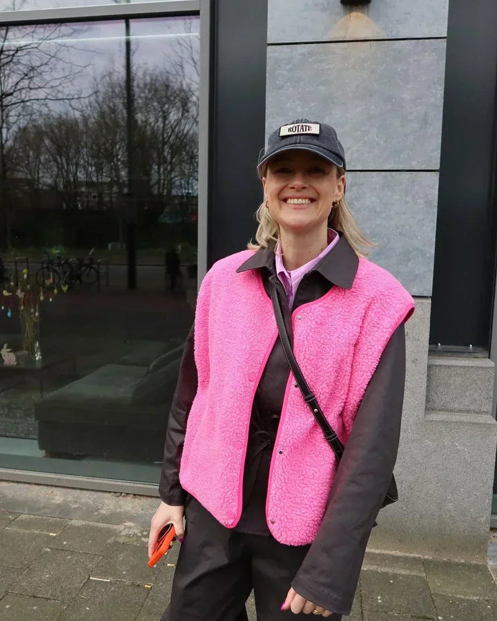 "Beige fleece bodywarmer voor dames met sherpa-materiaal, oversized pasvorm en open voorkant, ideaal voor stijlvolle warmte."