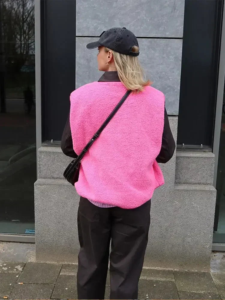 "Beige fleece bodywarmer voor dames met sherpa-materiaal, oversized pasvorm en open voorkant, ideaal voor stijlvolle warmte."
