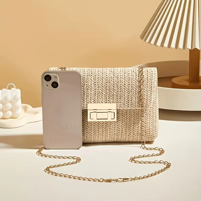Beige geweven dames clutch met elegante gouden sluiting, perfect als avondtas of feesttas.