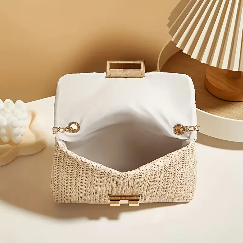Stijlvolle geweven clutch voor dames, met gouden sluiting, ideaal voor formele gelegenheden of feesten.