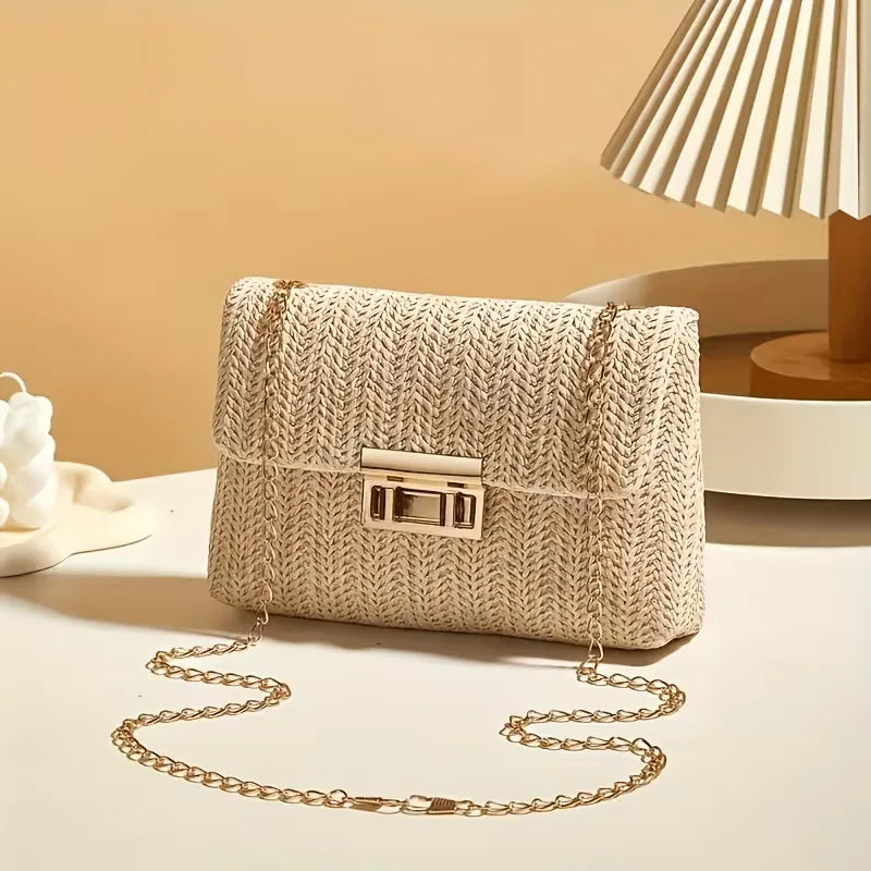 Gedetailleerde geweven dames handtas in beige, voorzien van een chique gouden sluiting. Perfect accessoire.