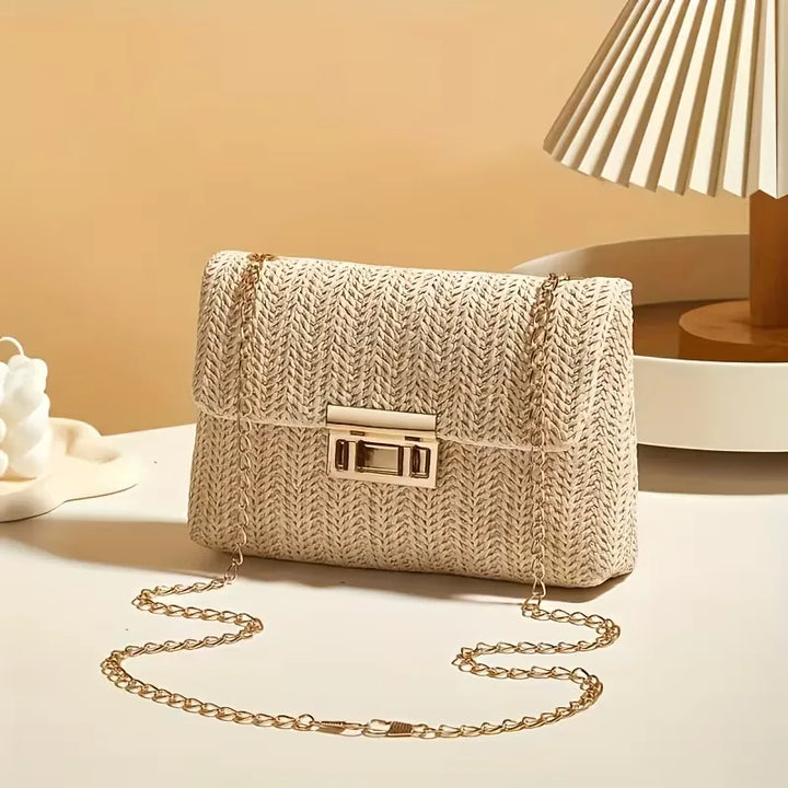 Gedetailleerde geweven dames handtas in beige, voorzien van een chique gouden sluiting. Perfect accessoire.