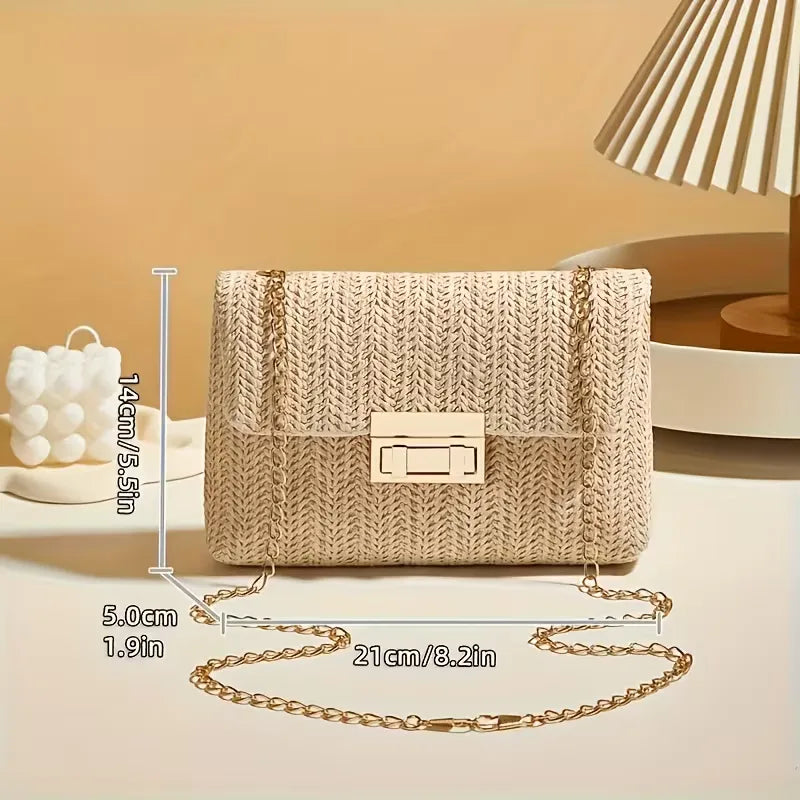 Khaki geweven clutch voor dames, met elegante gouden sluiting. Veelzijdig voor avondjes uit en speciale gelegenheden.