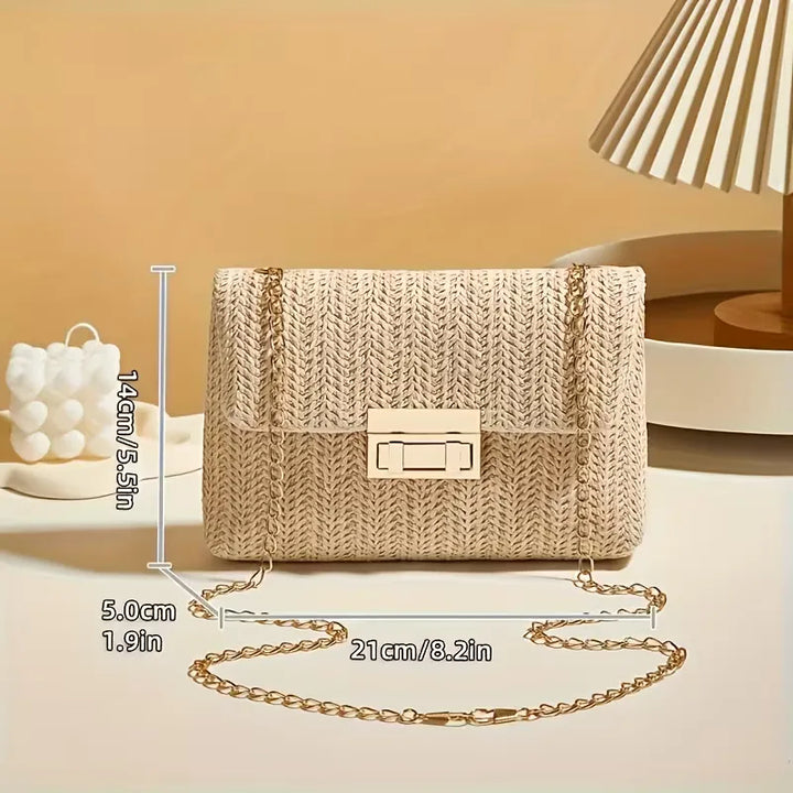 Khaki geweven clutch voor dames, met elegante gouden sluiting. Veelzijdig voor avondjes uit en speciale gelegenheden.