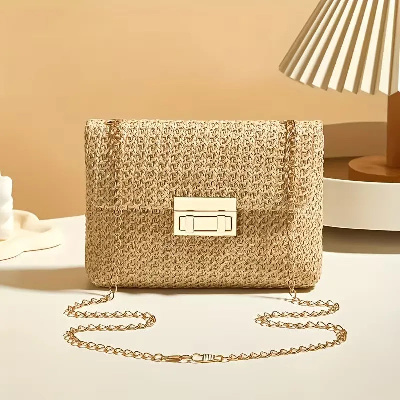Elegante geweven dames clutch, beige, met gouden kliksluiting. Praktische en stijlvolle avondtas voor elke gelegenheid.