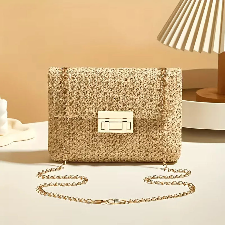 Elegante geweven dames clutch, beige, met gouden kliksluiting. Praktische en stijlvolle avondtas voor elke gelegenheid.