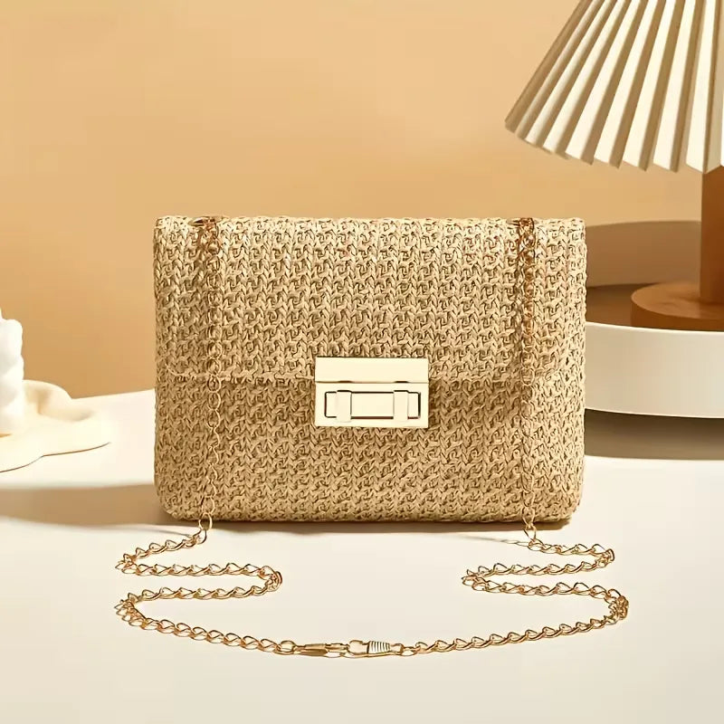 Chique dames accessoire: geweven clutch met luxe gouden sluiting. Ideaal als feesttas of elegante handtas.