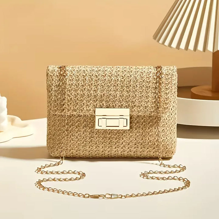 Chique dames accessoire: geweven clutch met luxe gouden sluiting. Ideaal als feesttas of elegante handtas.
