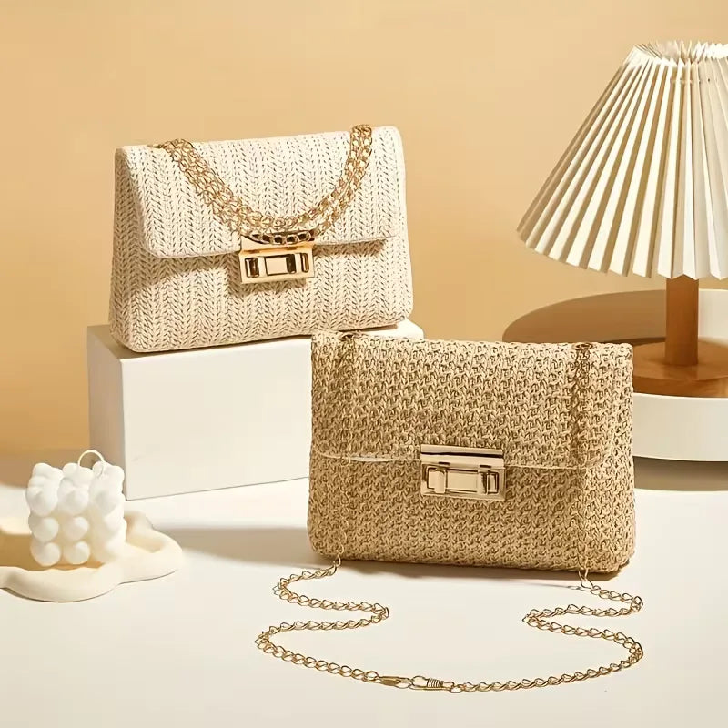 Moderne geweven avondtas clutch voor dames in beige, met opvallende gouden metalen sluiting. Stijlvol ontwerp.