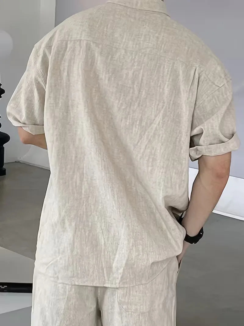Luchtig zomerhemd voor heren, beige casual overhemd met korte mouwen, perfect voor warme dagen en ontspanning.