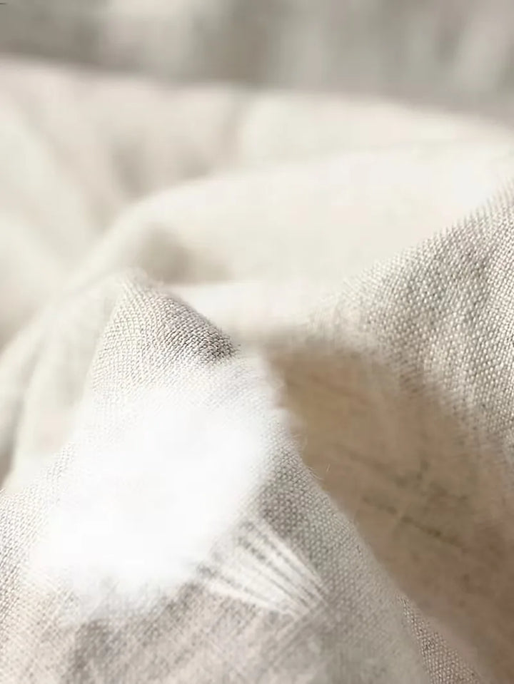 Ontspannen beige heren overhemd met korte mouwen, luchtige stof en V-hals, perfect voor een casual dagelijkse outfit.