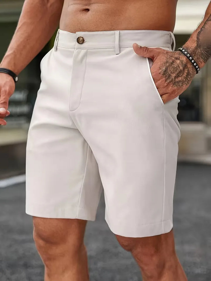 Beige heren casual shorts met knoop en zakken, ideaal voor zomerse dagen en outdoor activiteiten.