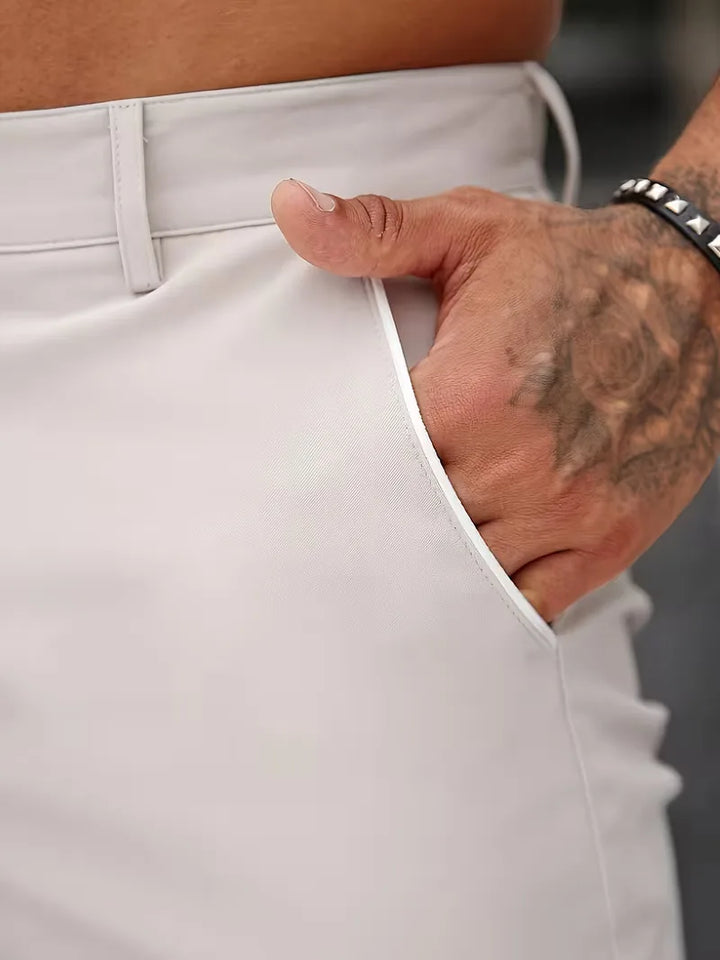 Stijlvolle beige heren casual shorts met praktische zijzakken en knoopsluiting, perfect voor de zomer.