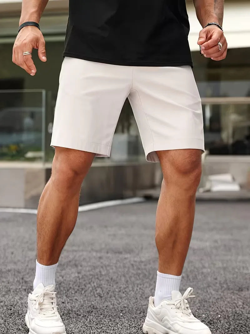 Man draagt trendy beige heren casual shorts, ideaal voor zomerse wandelingen of een relaxte outdoor look.