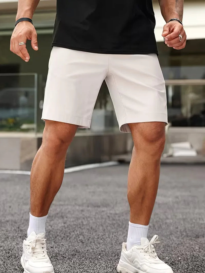 Man draagt trendy beige heren casual shorts, ideaal voor zomerse wandelingen of een relaxte outdoor look.