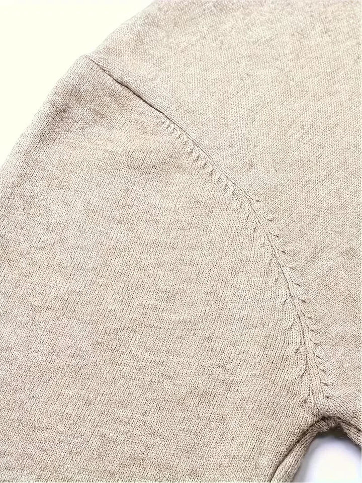 Warme beige heren coltrui met lange mouwen, essentieel voor winterkleding en dagelijks comfort.