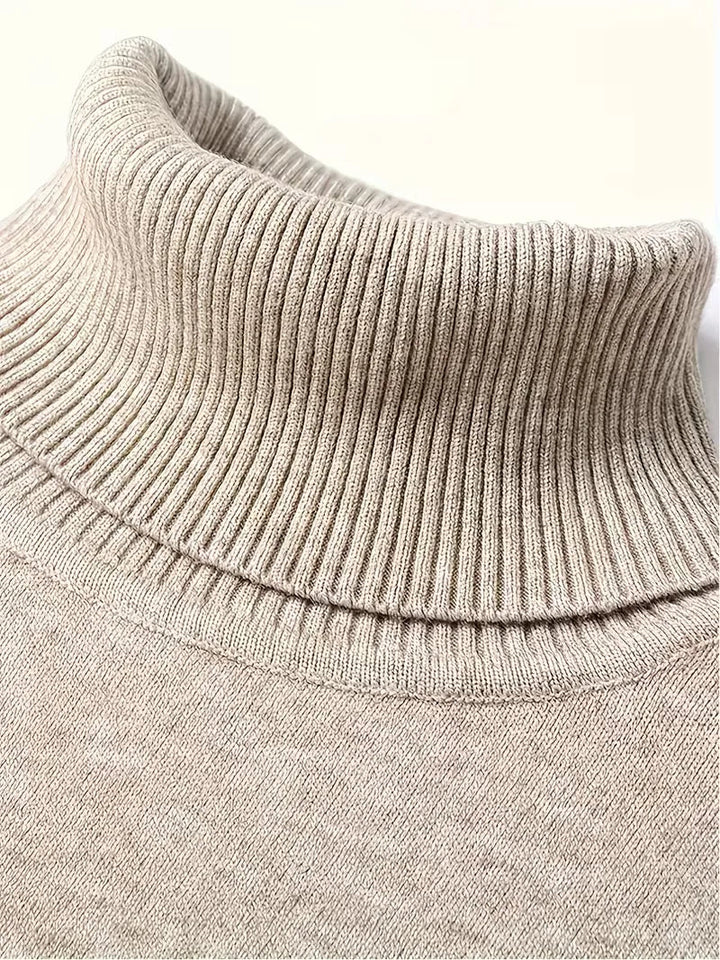 Zachte beige heren coltrui, met lange mouwen voor warmte en stijl in de winter.