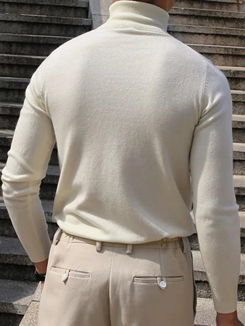 Stijlvolle beige heren trui met hoge col, ideaal voor smart-casual en casual herfst- en winteroutfits.
