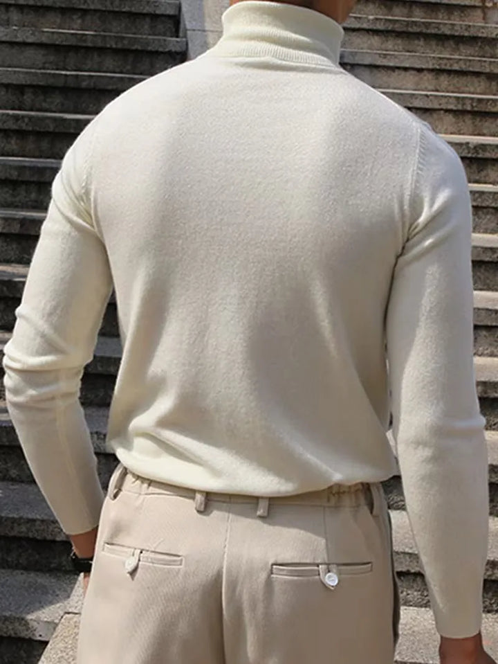 Stijlvolle beige heren trui met hoge col, ideaal voor smart-casual en casual herfst- en winteroutfits.