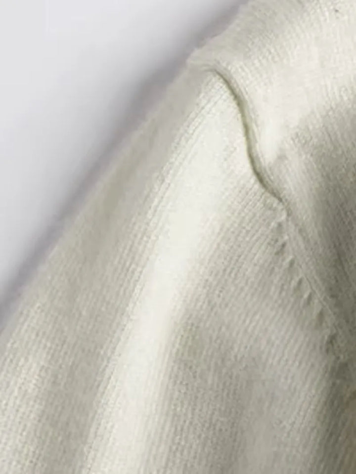 Trendy beige heren trui, nauwsluitende coltrui met lange mouwen voor een moderne wintergarderobe.