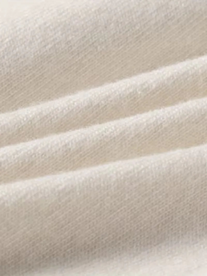 Zachte beige heren coltrui, onmisbaar voor herfstmode en winterkleding; warm en veelzijdig draagbaar.