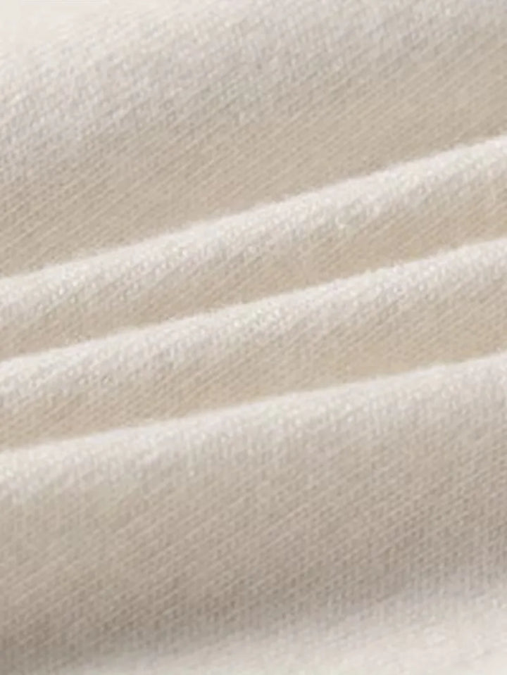 Zachte beige heren coltrui, onmisbaar voor herfstmode en winterkleding; warm en veelzijdig draagbaar.