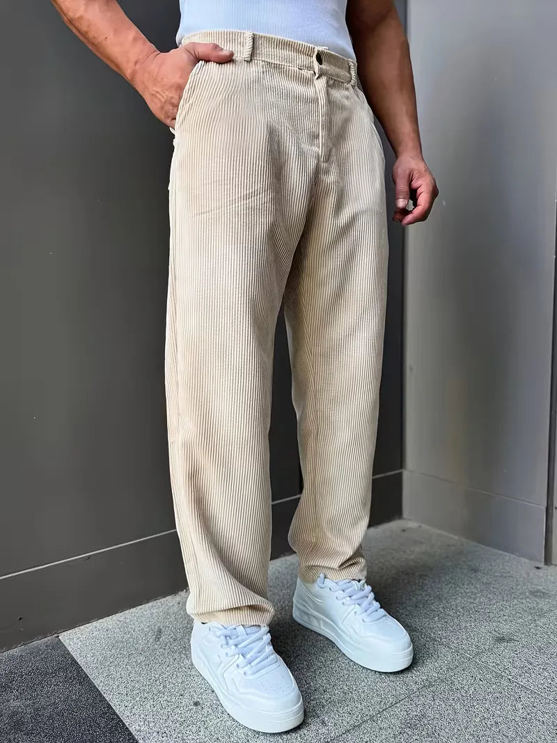 Beige heren corduroy pantalon met rechte pijp, ideaal voor een casual of smart casual look.