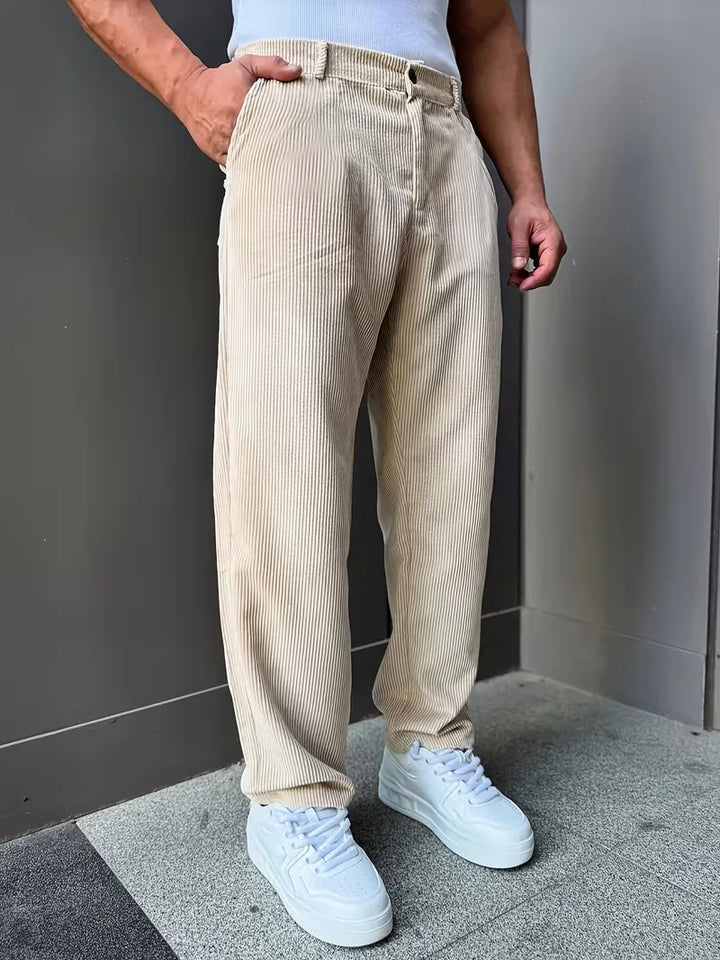 Beige heren corduroy pantalon met rechte pijp, ideaal voor een casual of smart casual look.