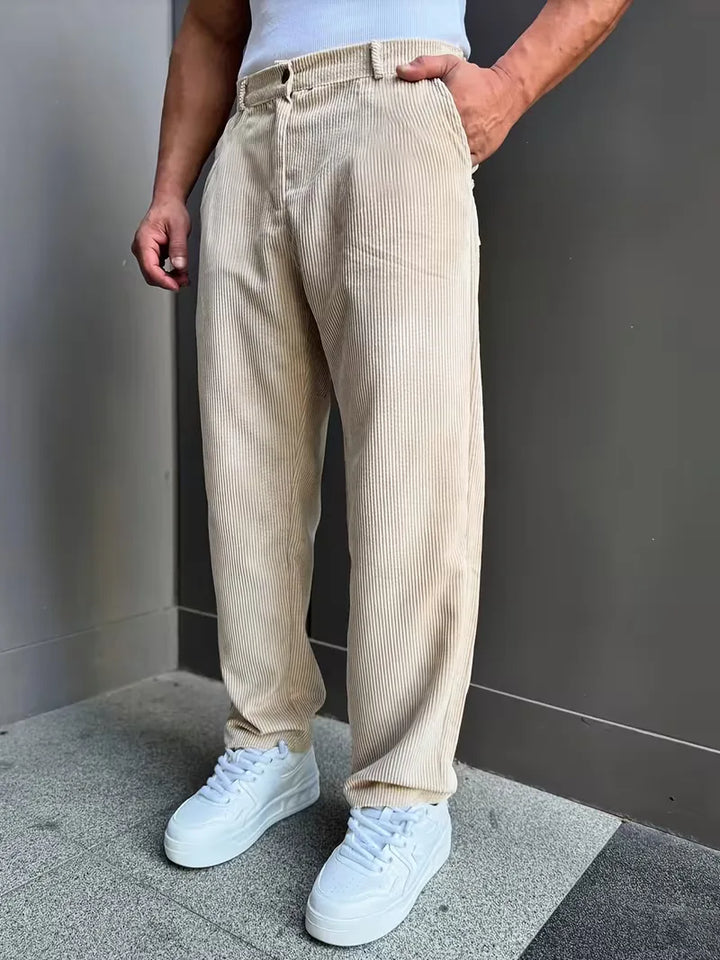 Comfortabele beige corduroy pantalon voor heren, stijlvol en veelzijdig met rechte pijpen.