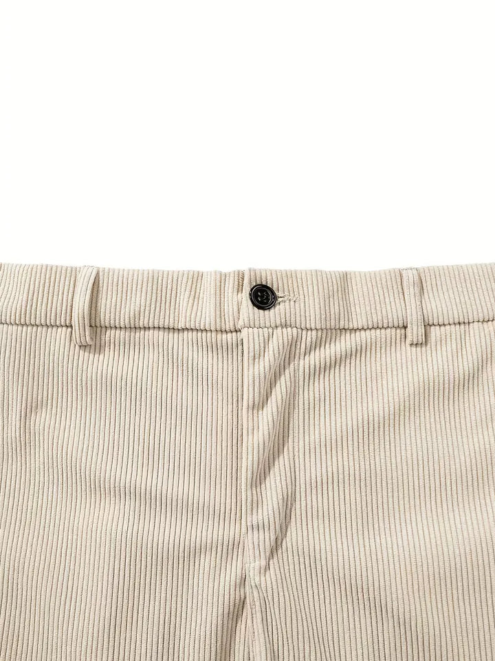 Zachte beige corduroy heren pantalon met rechte pijp, een veelzijdige keuze voor comfort en stijl.