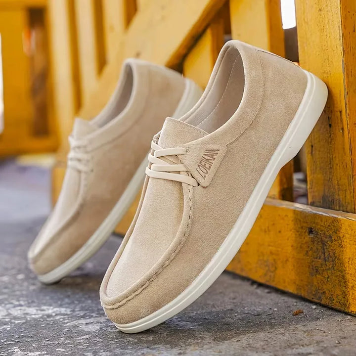 Beige heren slip-on sneakers, stijlvol en comfortabel voor dagelijks gebruik.